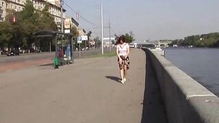 الميلف اللذيذة في جوارب تبول على الطريق.